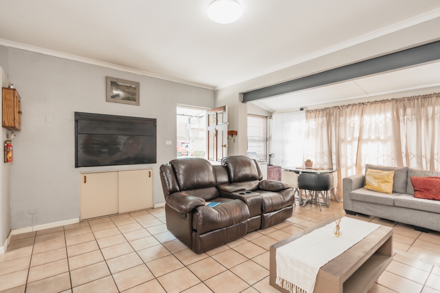 2 Bedroom Property for Sale in Oakglen Western Cape